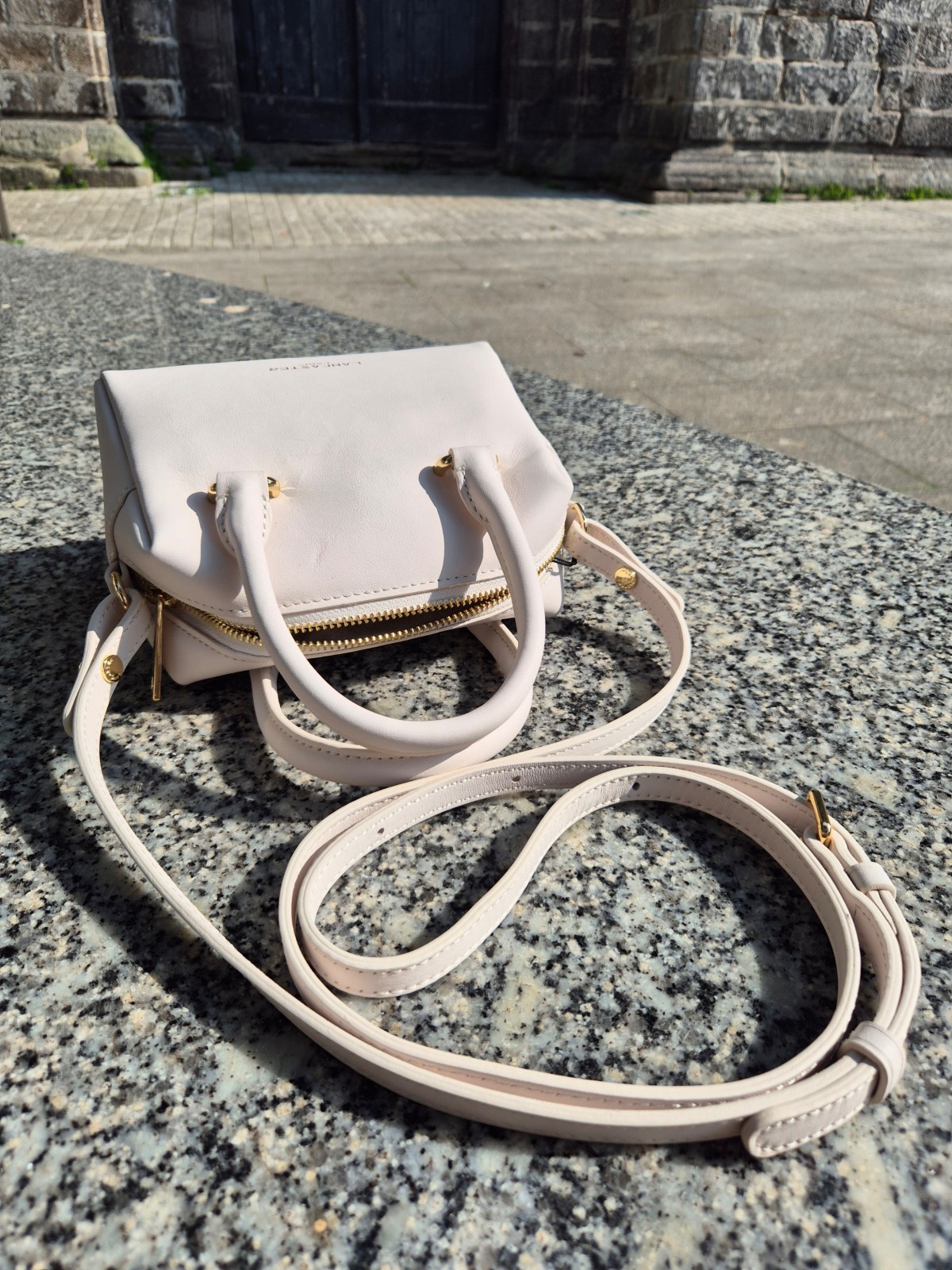 Petit sac d'été Lancaster cuir écru disponible chez Evasion Dieppe