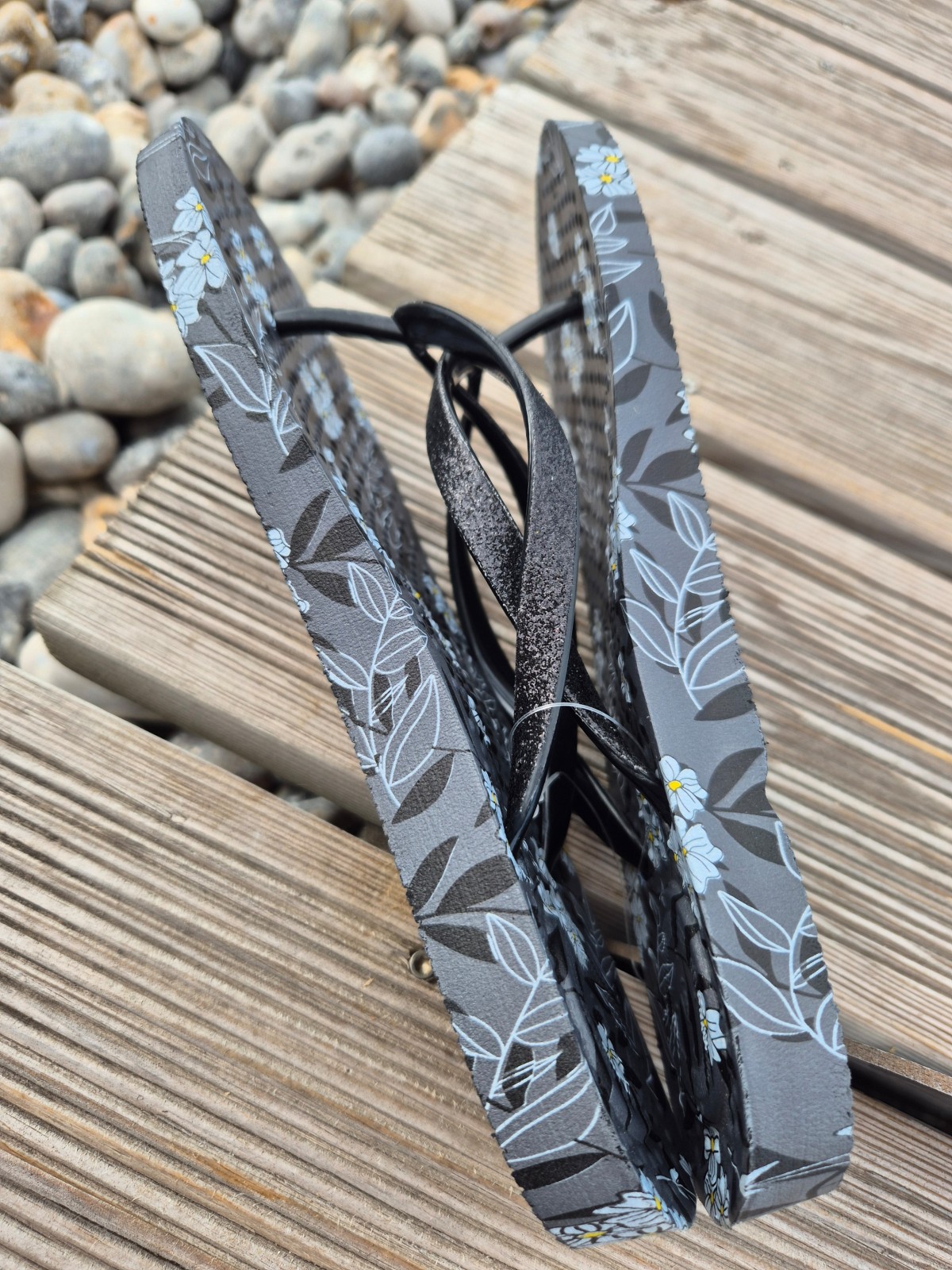 Tongs femme Isotoner imprimé fleurs noires disponibles chez Evasion Dieppe