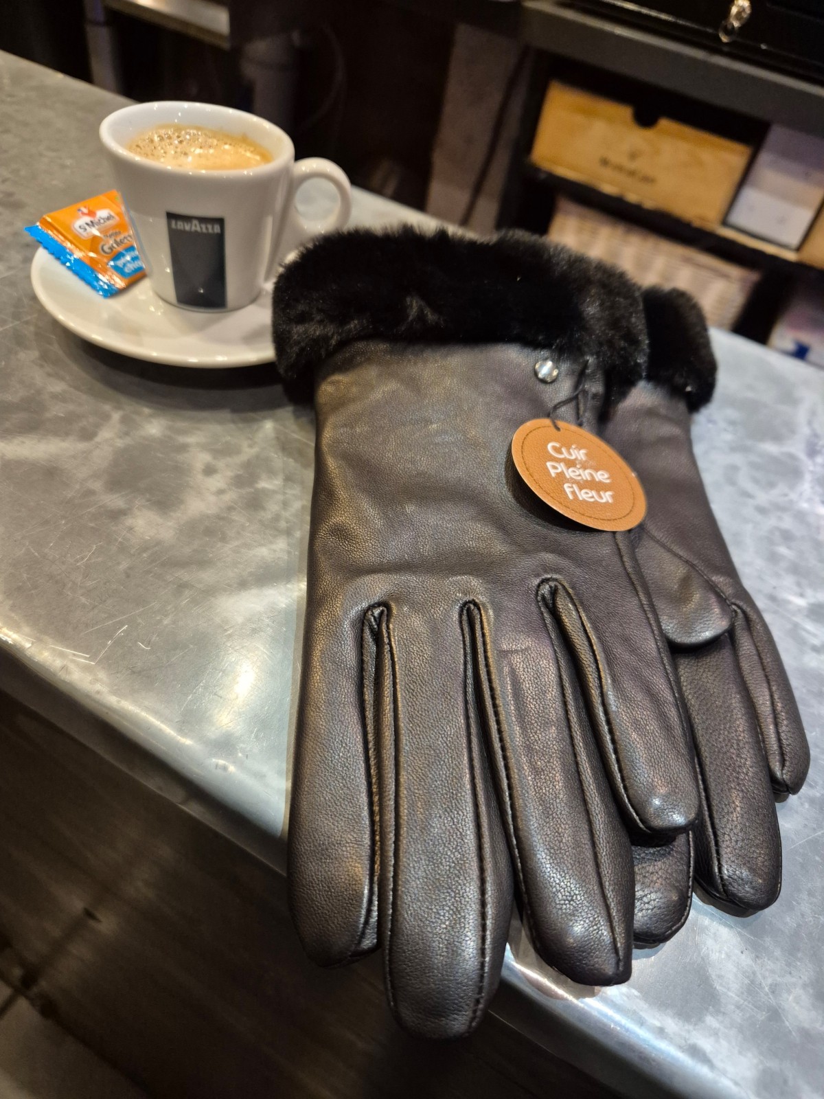 Gants Isotoner cuir doublé chaud avec revers fausse fourrure indisponible chez Evasion Dieppe