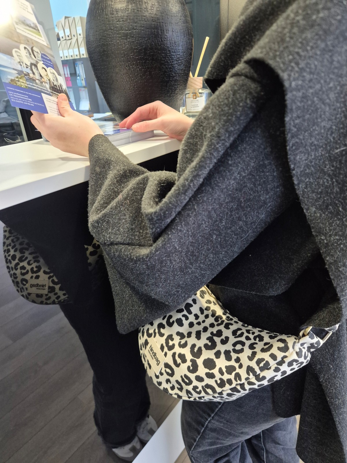 Sac Hindbag Andréa léopard écru disponible chez Evasion Dieppe