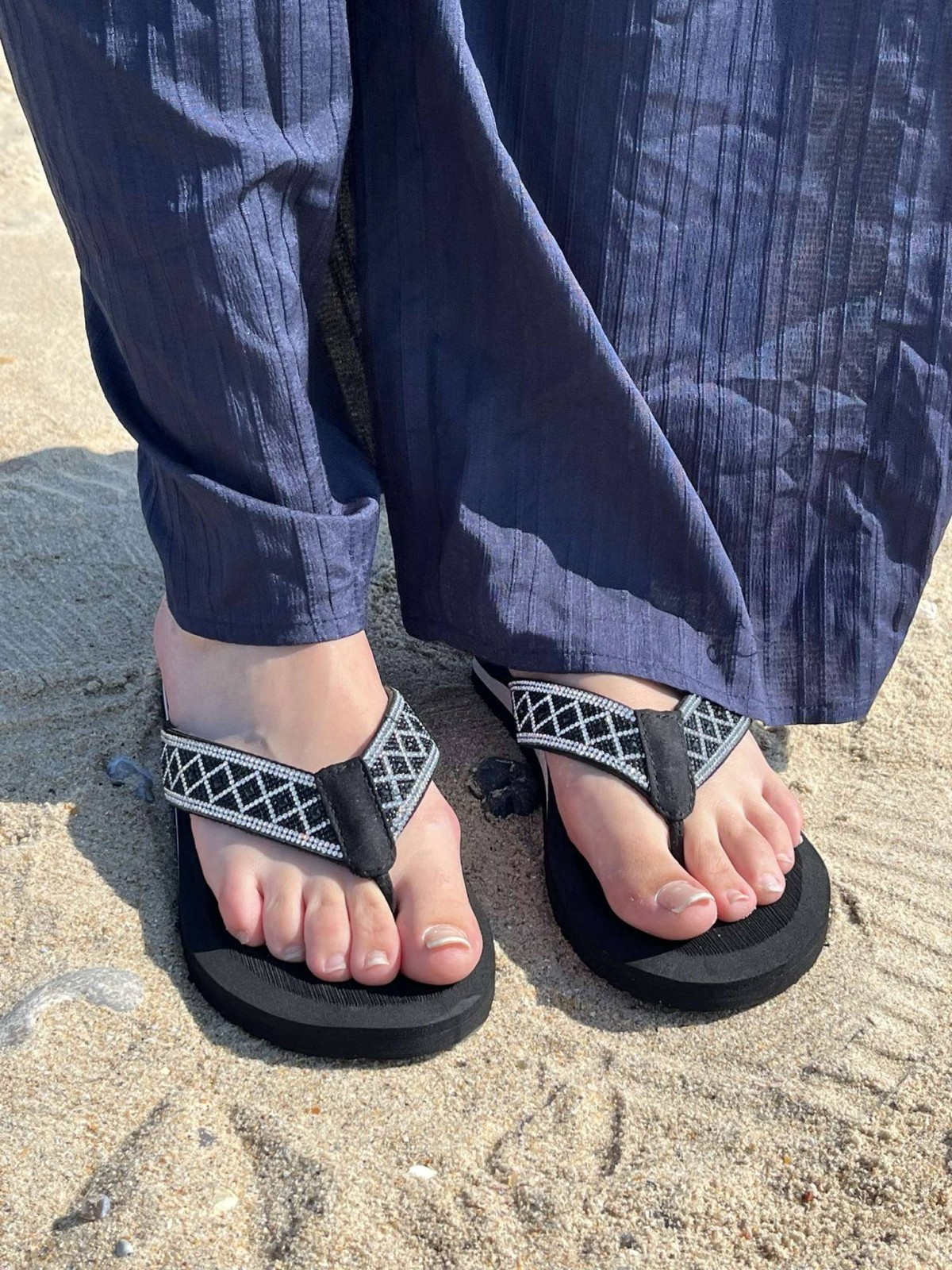 Tongs noires Isotoner disponibles chez Evasion Dieppe