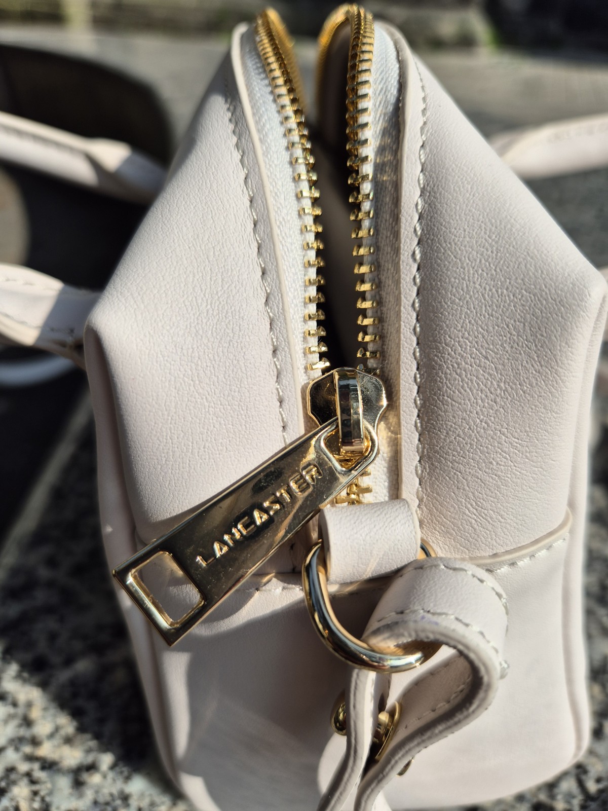 Petit sac d'été Lancaster cuir écru disponible chez Evasion Dieppe