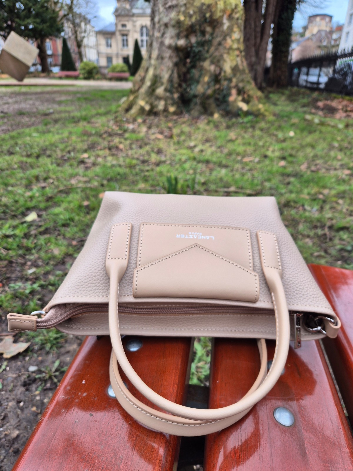 Sac bandoulière Lancaster  beige foncé disponible chez Evasion Dieppe