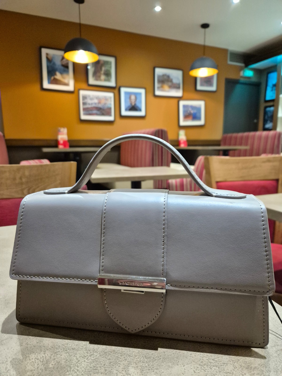 Sac bandoulière Lancaster  Paris Ily cuir galet foncé disponible chez Evasion Dieppe