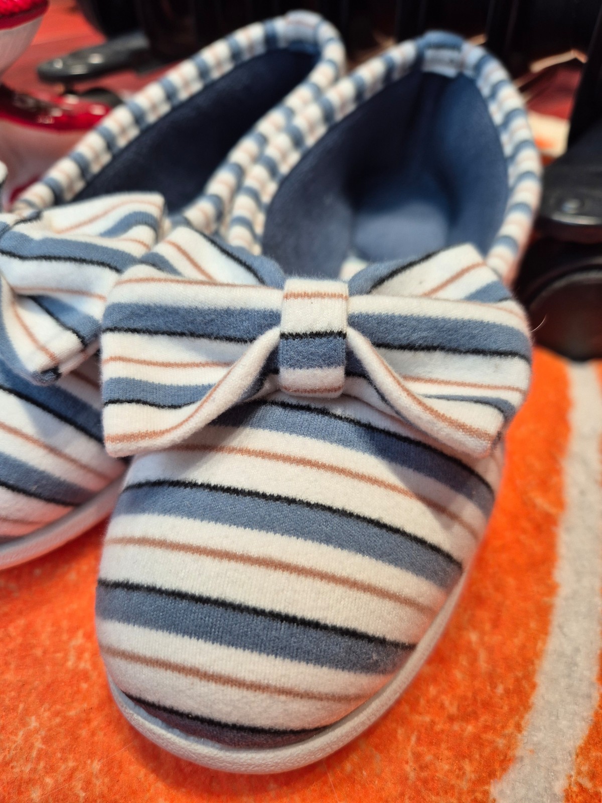 Chaussons confortables Isotoner disponible chez Evasion Dieppe