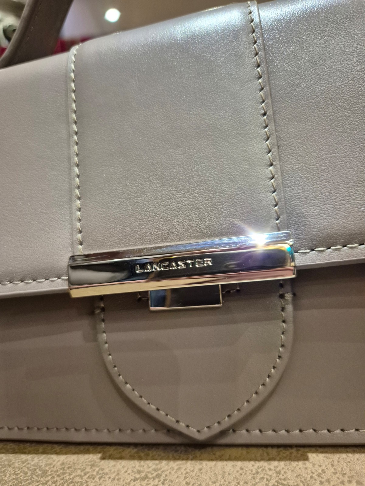 Sac bandoulière Lancaster  Paris Ily cuir galet foncé disponible chez Evasion Dieppe