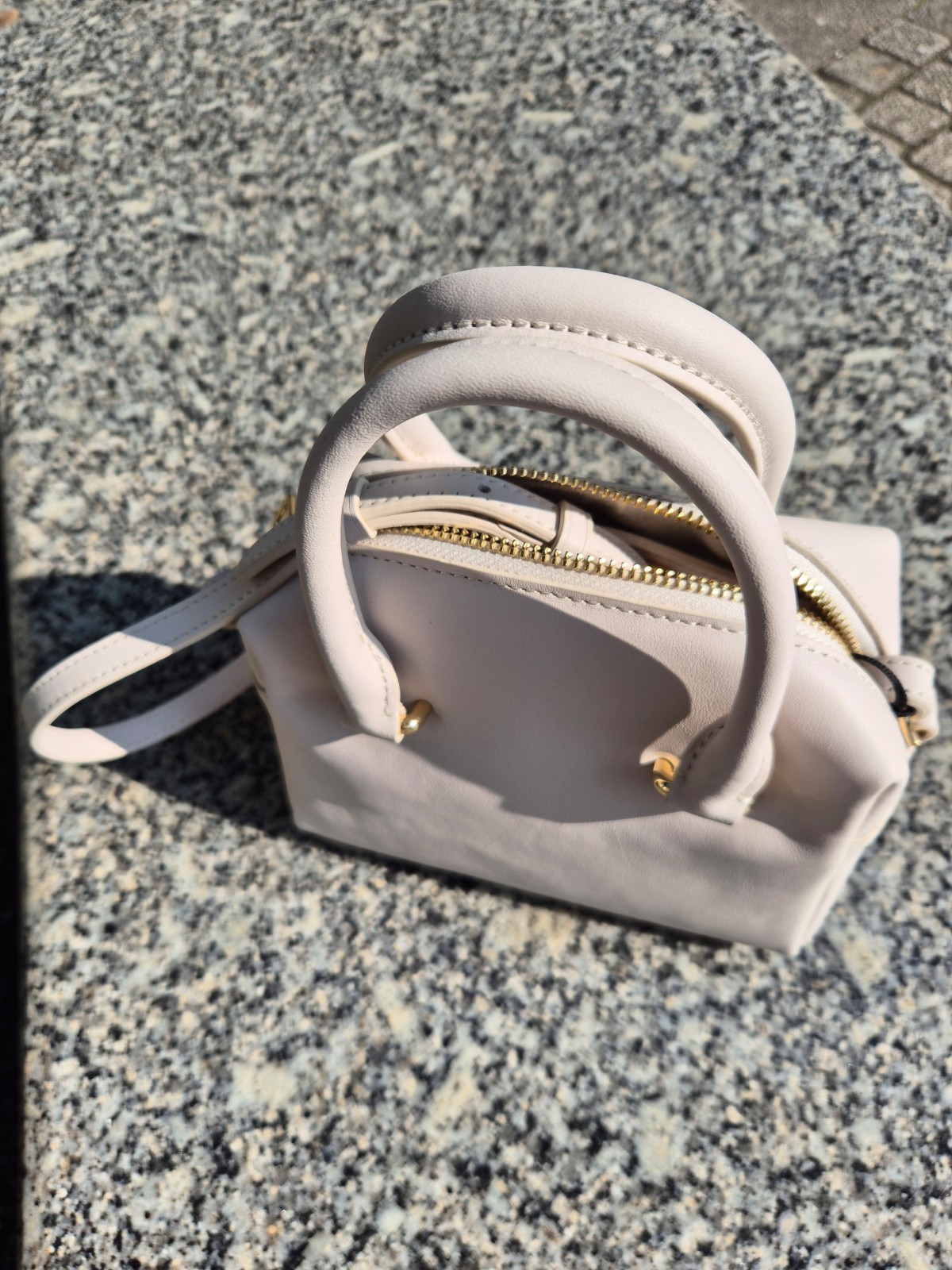 Petit sac d'été Lancaster cuir écru disponible chez Evasion Dieppe