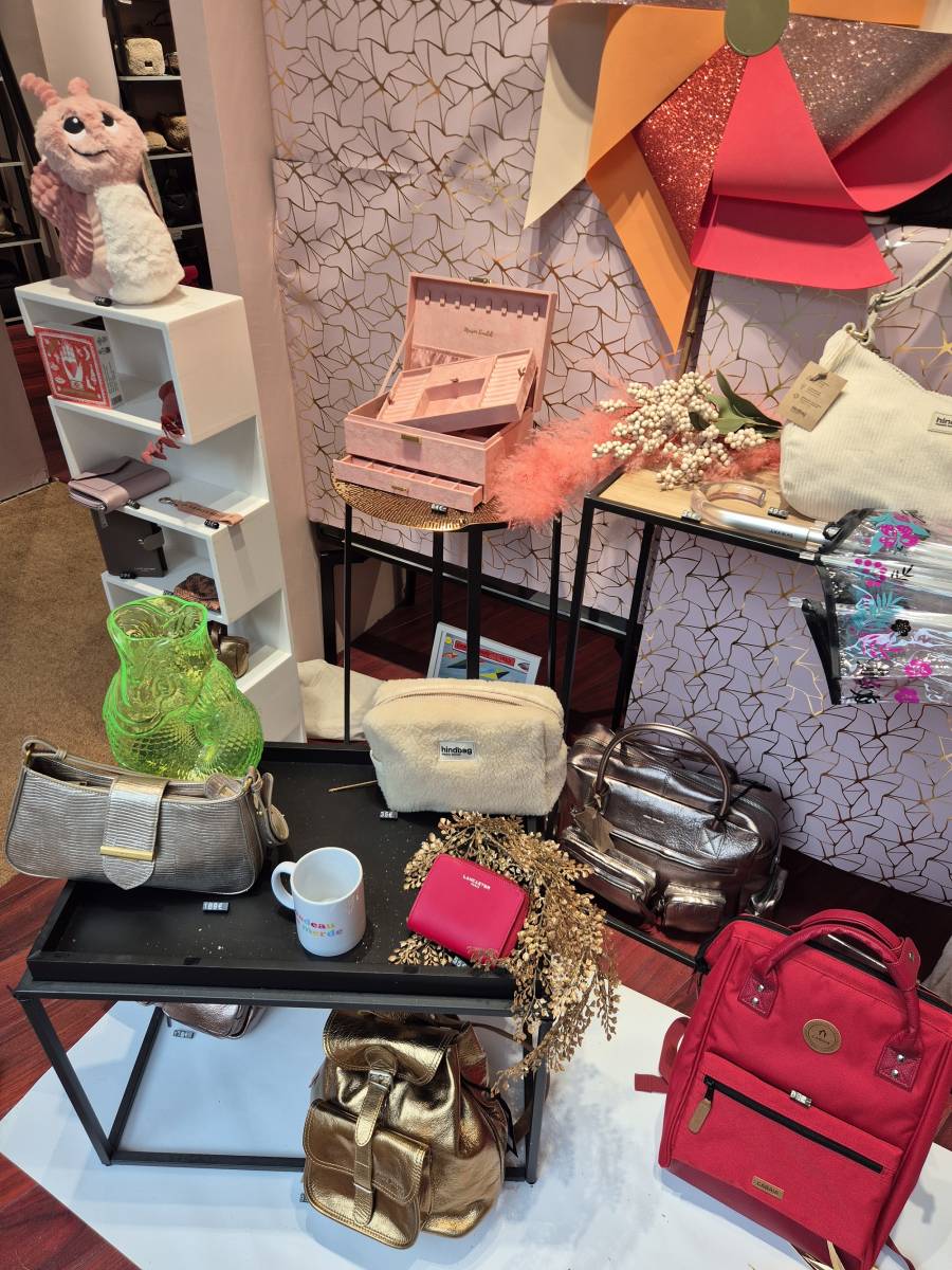 Vitrine octobre rose en maroquinerie visible chez Evasion Dieppe