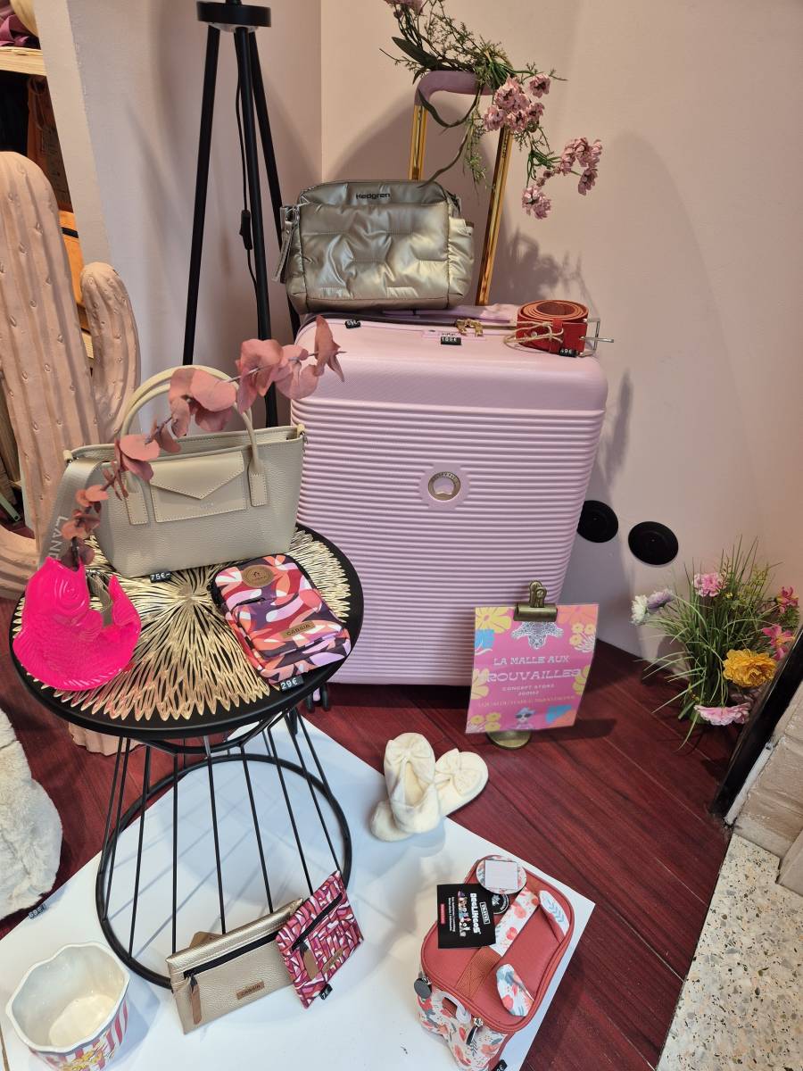 Vitrine octobre rose en maroquinerie visible chez Evasion Dieppe