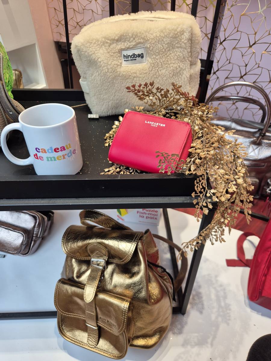 Vitrine octobre rose en maroquinerie visible chez Evasion Dieppe