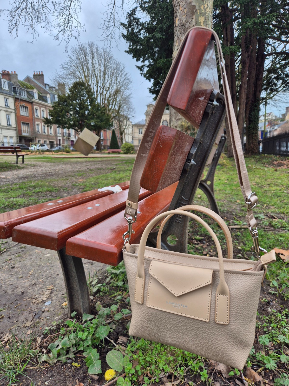 Sac bandoulière Lancaster  beige foncé disponible chez Evasion Dieppe