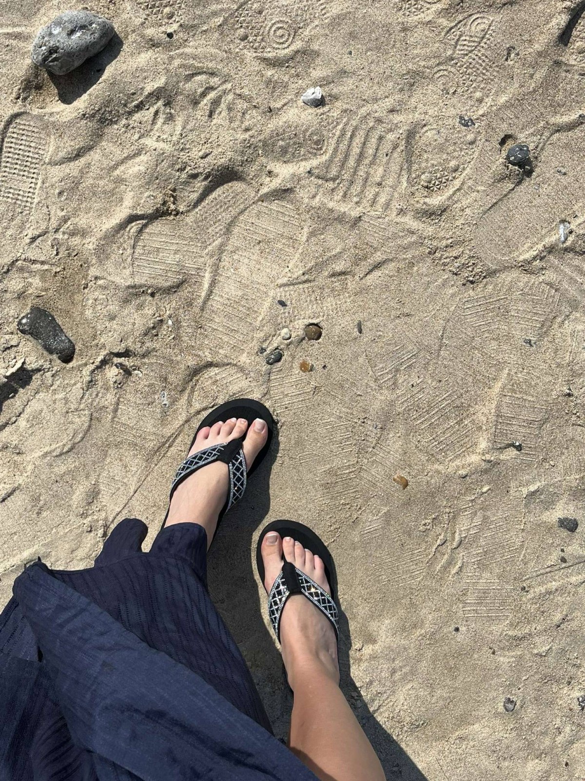 Tongs noires Isotoner disponibles chez Evasion Dieppe