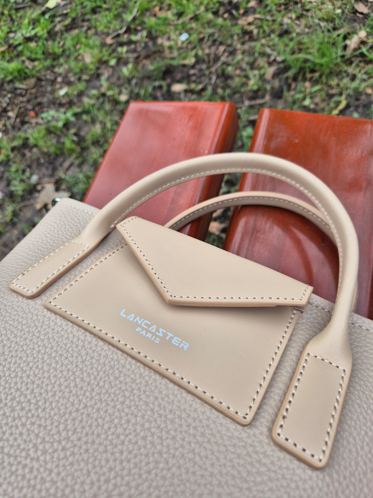Sac bandoulière Lancaster  beige foncé disponible chez Evasion Dieppe