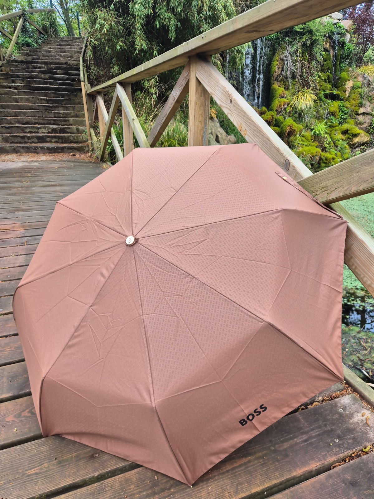 Grand parapluie pliant Hugo Boss disponible chez Evasion Dieppe