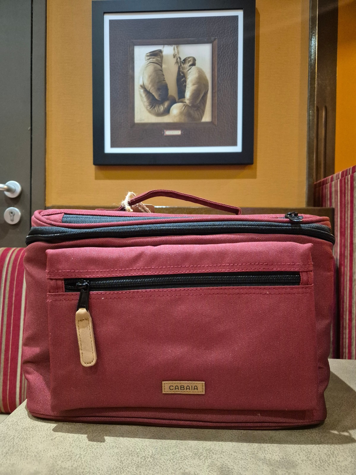 Vanity bandoulière multi-poches Cabaia bordeaux disponible chez Evasion Dieppe