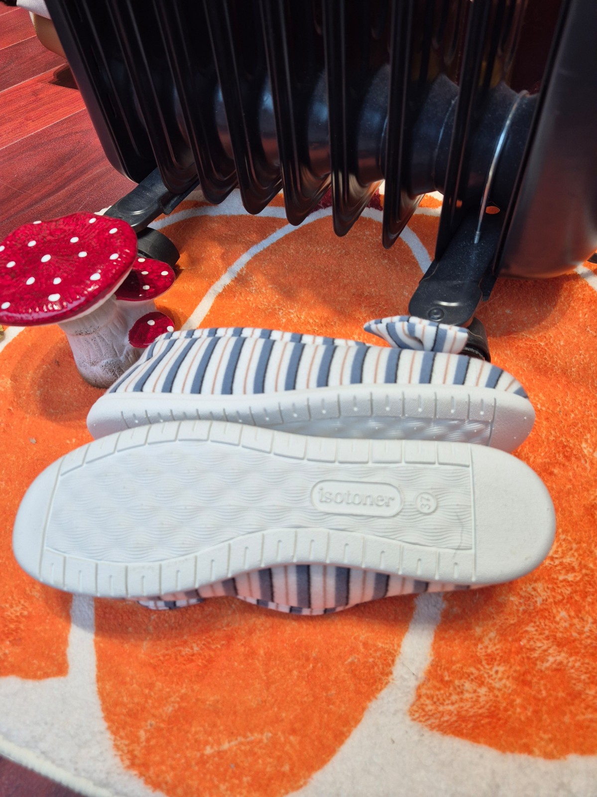 Chaussons confortables Isotoner disponible chez Evasion Dieppe