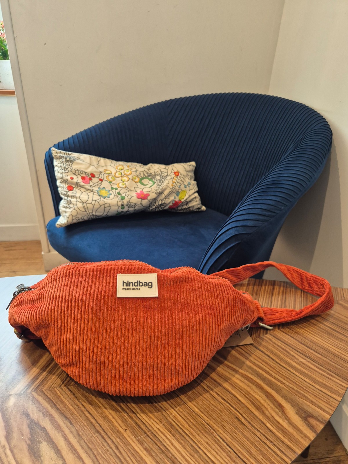 Sac banane Hindbag sasha velours brique disponible chez Evasion Dieppe