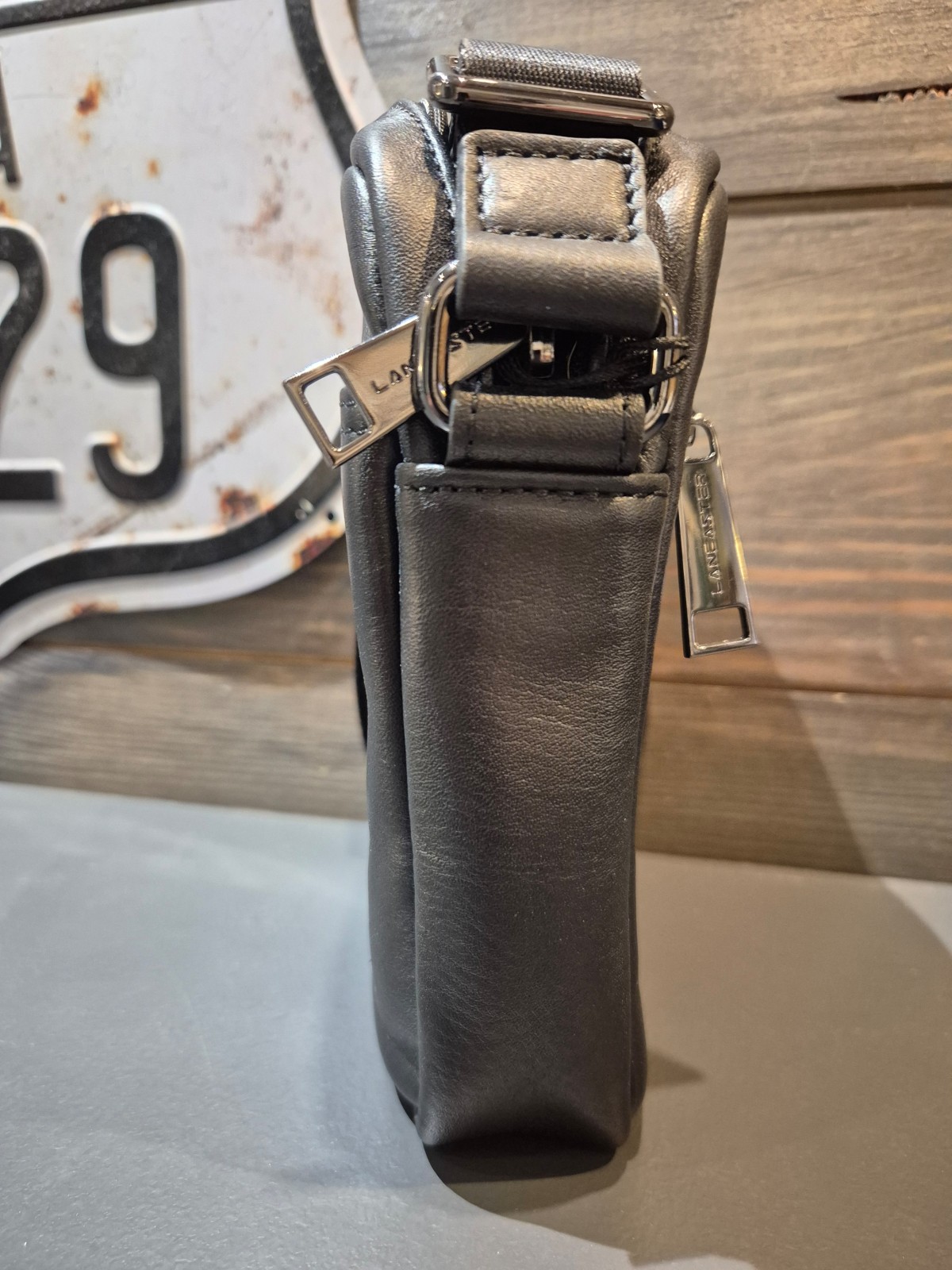 Sac homme Lancaster en cuir noir disponible chez Evasion Dieppe