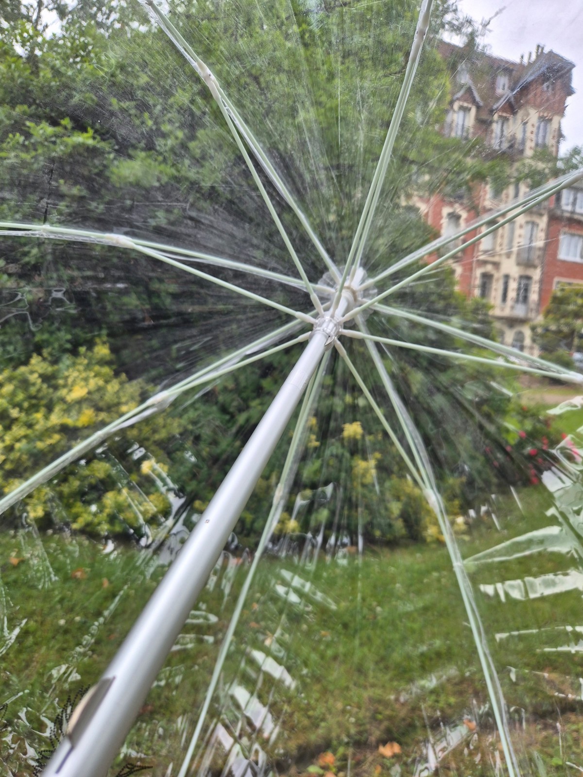 Grand parapluie cloche transparent Isotoner disponible chez Evasion Dieppe