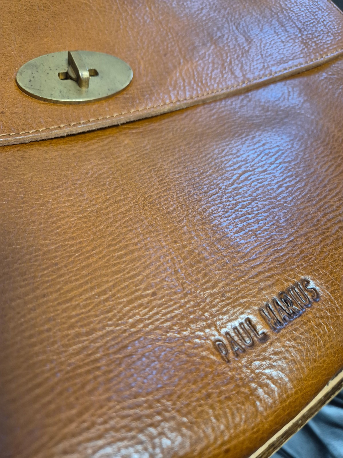 Porte-documents Paul Marius le Colporteur cognac huilé disponible chez Evasion Dieppe