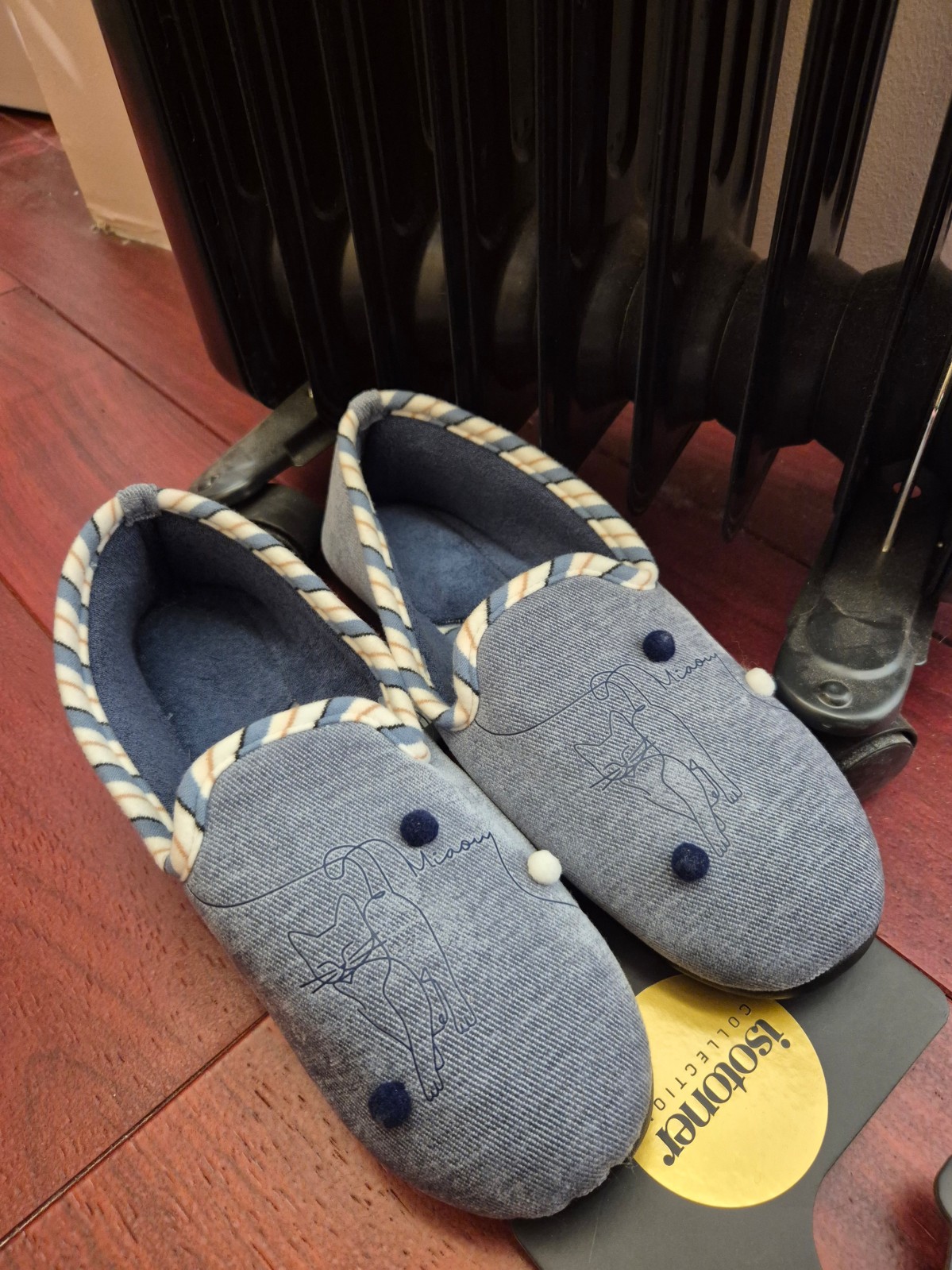 Chaussons Isotoner motif chat disponible chez Evasion Dieppe