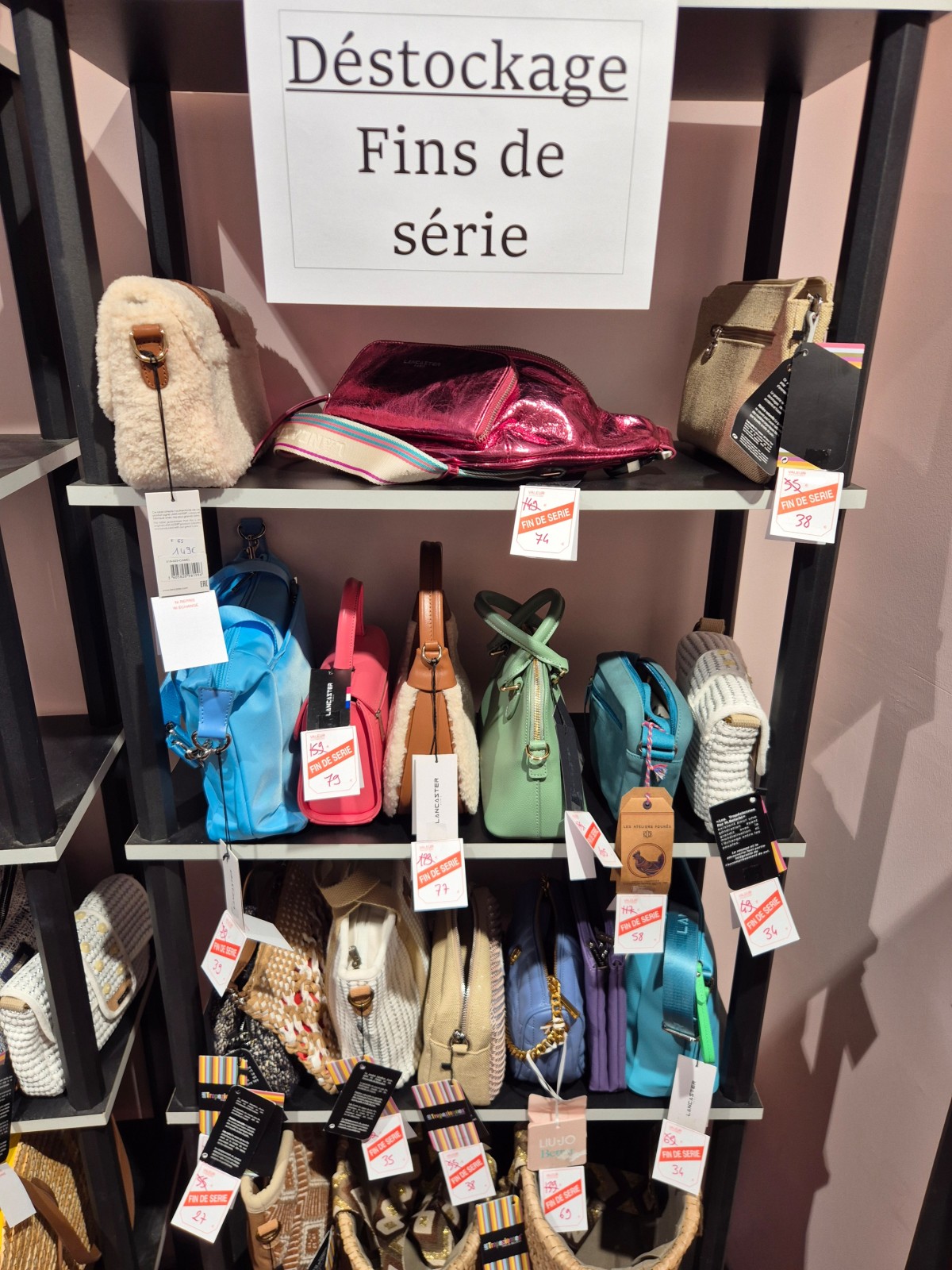 Déstockage, fins de série, bonnes affaires disponibles chez Maroquinerie Evasion Dieppe