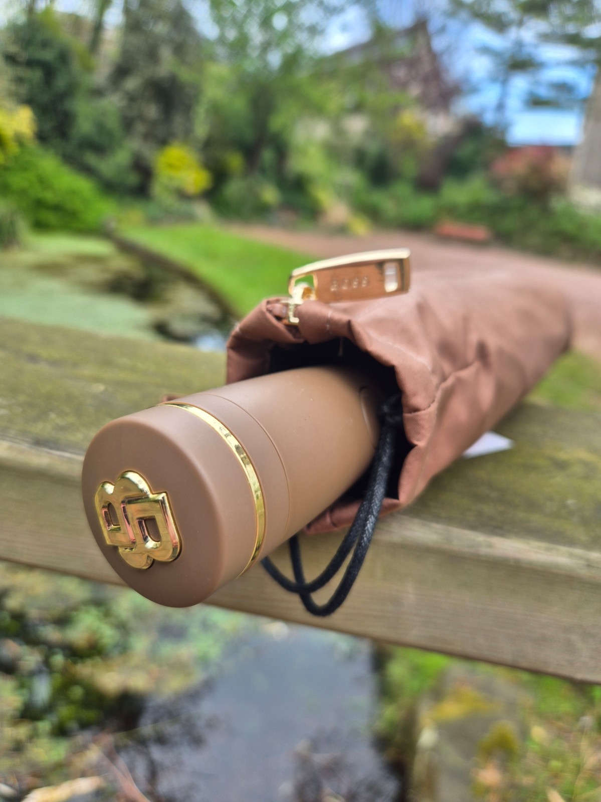 Grand parapluie pliant Hugo Boss disponible chez Evasion Dieppe