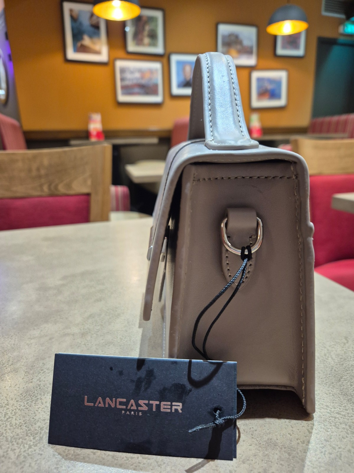 Sac bandoulière Lancaster  Paris Ily cuir galet foncé disponible chez Evasion Dieppe