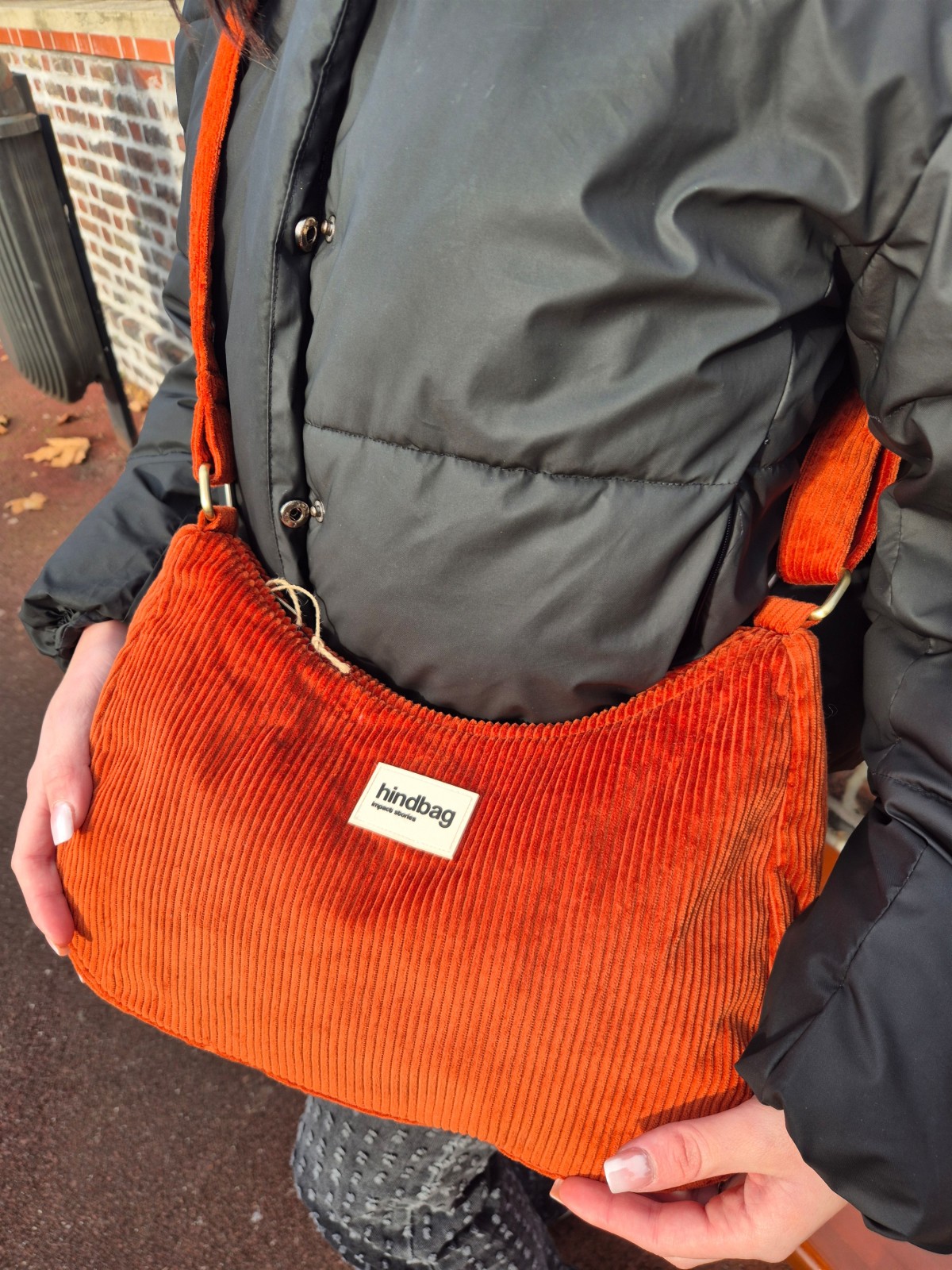 Sac bandoulière Hindbag Rosa velours brique disponible chez Evasion Dieppe