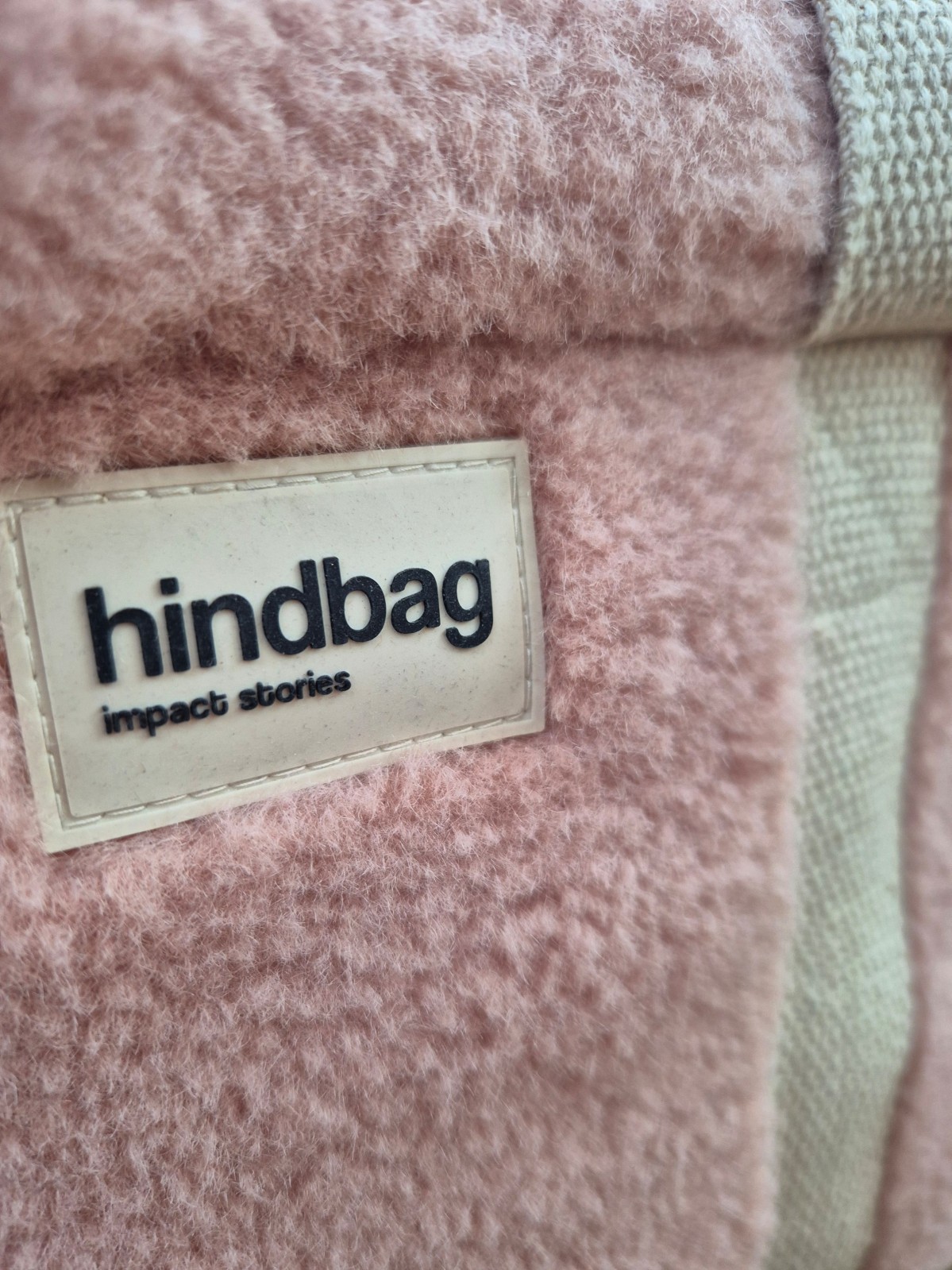 Sac bandoulière Hindbag Louise Teddy rose poudré disponible chez Evasion Dieppe