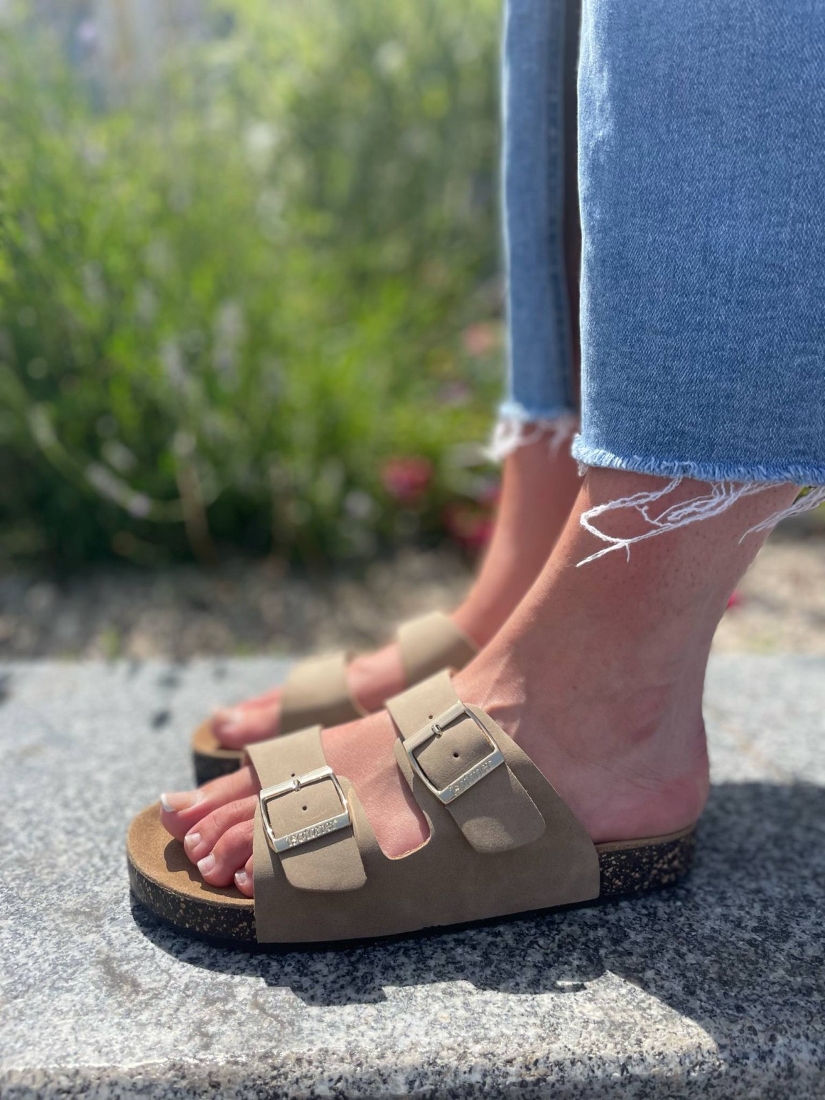 Sandales cuir coloris taupe Isotoner disponibles chez Evasion Dieppe