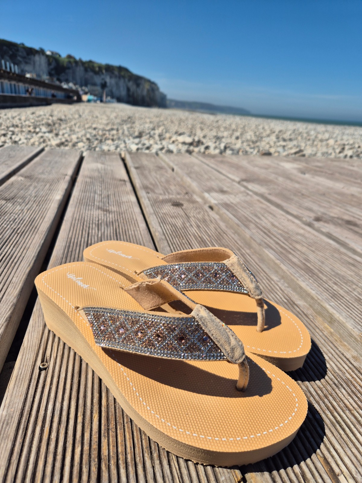 Tongs à semelles compensées Isotoner à paillettes beiges disponible chez Evasion Dieppe