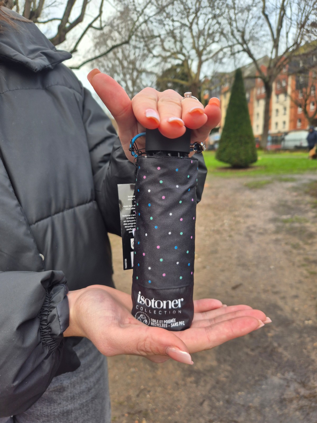 Petit parapluie pliant Isotoner disponible chez Evasion Dieppe