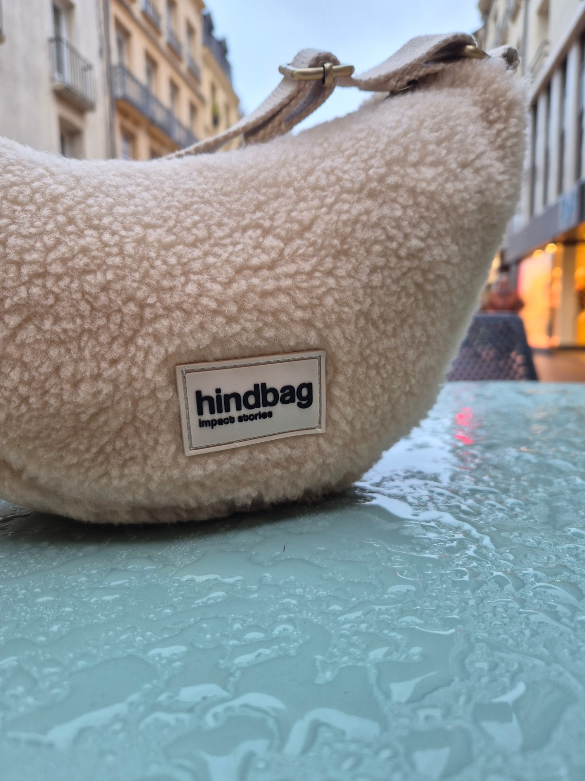 Sac banane Hindbag Andréa fausse fourrure beige disponible chez Evasion Dieppe