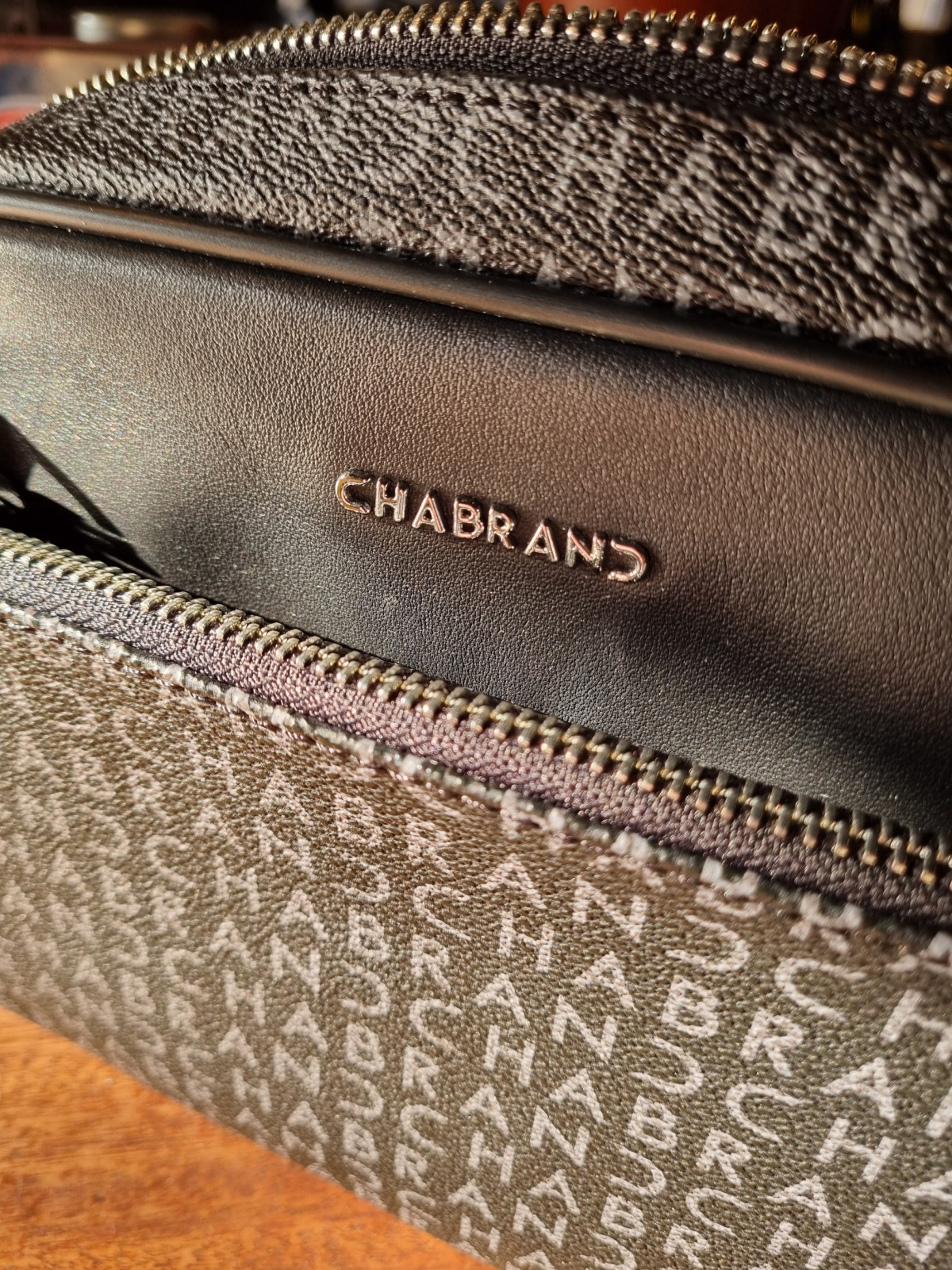 Sac bandoulière Chabrand siglé noir disponible chez Evasion Dieppe