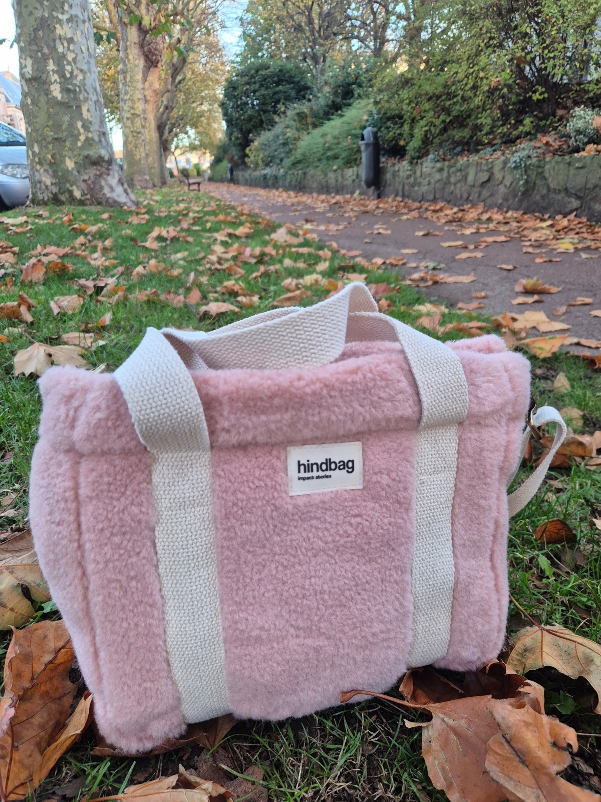 Sac bandoulière Hindbag Louise Teddy rose poudré disponible chez Evasion Dieppe