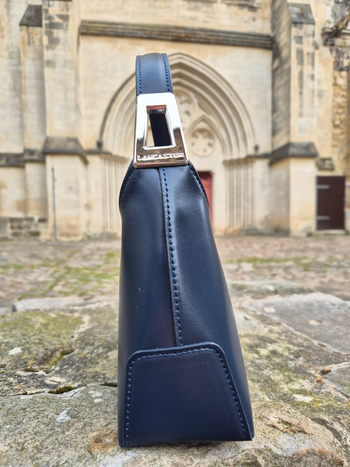 Sac bandoulière chaîne Lancaster cuir lisse bleu foncé disponible chez Evasion Dieppe