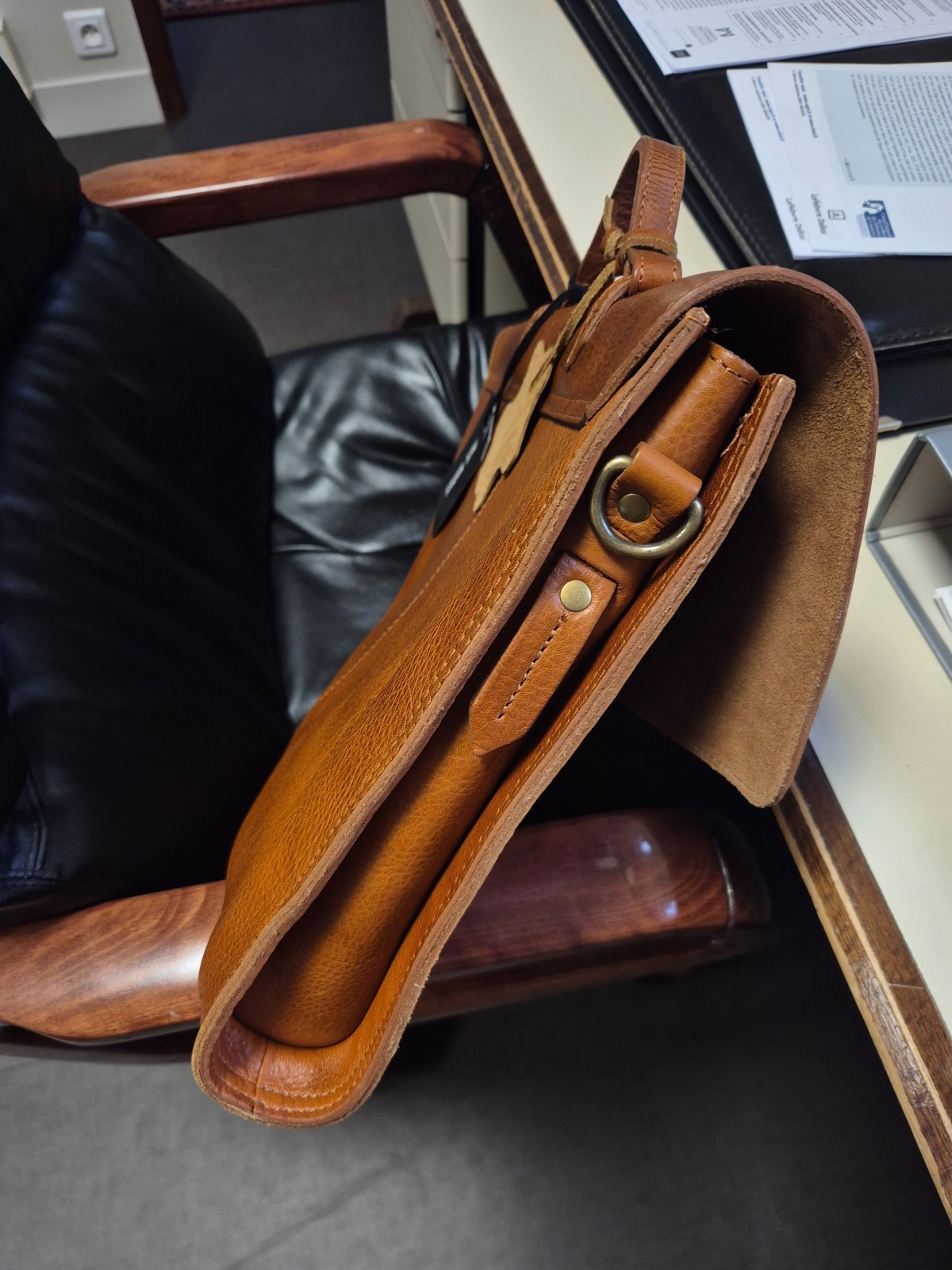 Porte-documents Paul Marius le Colporteur cognac huilé disponible chez Evasion Dieppe