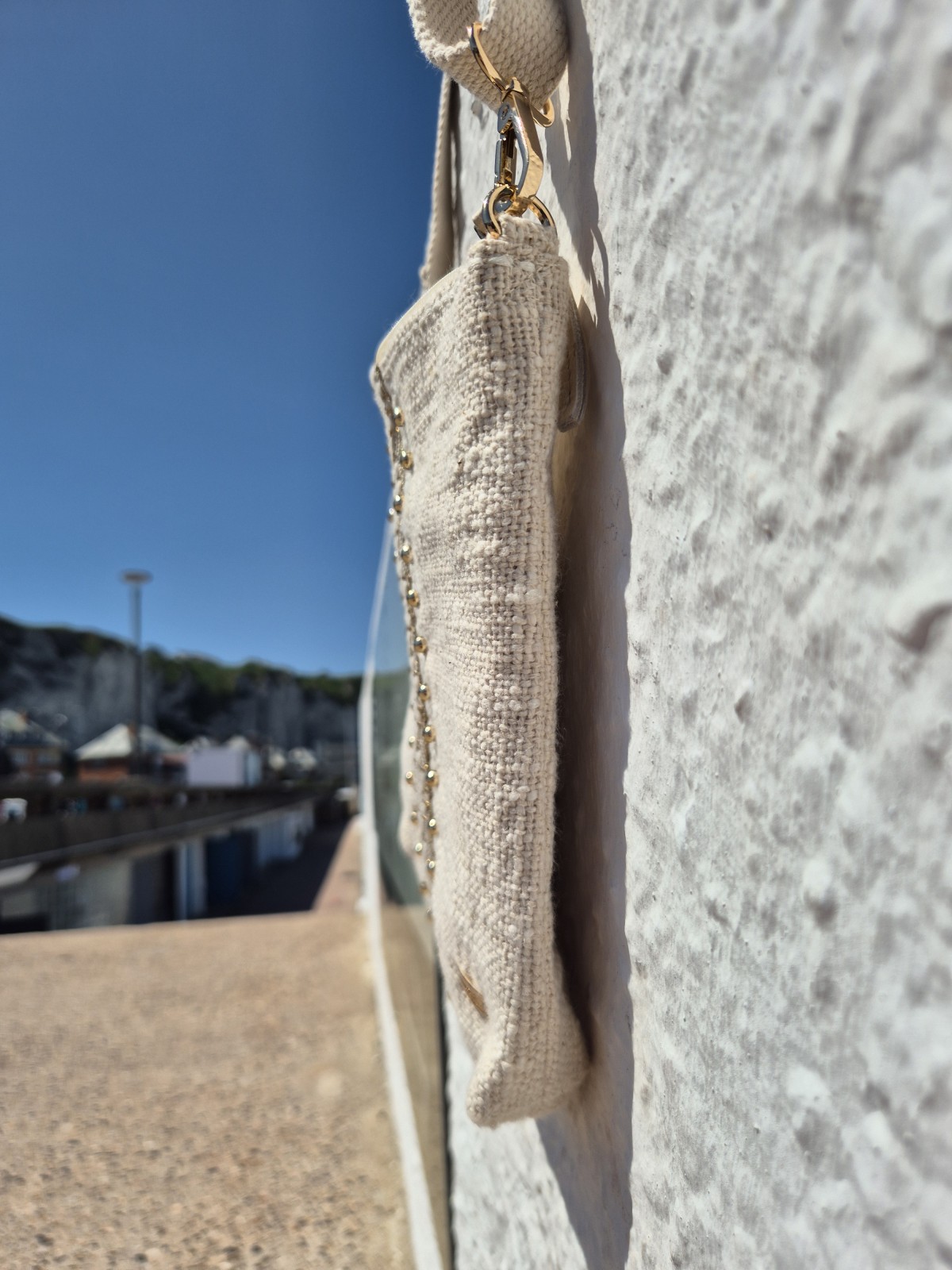 Sac pochette bandoulière les Tropéziennes beige disponible chez Evasion Dieppe
