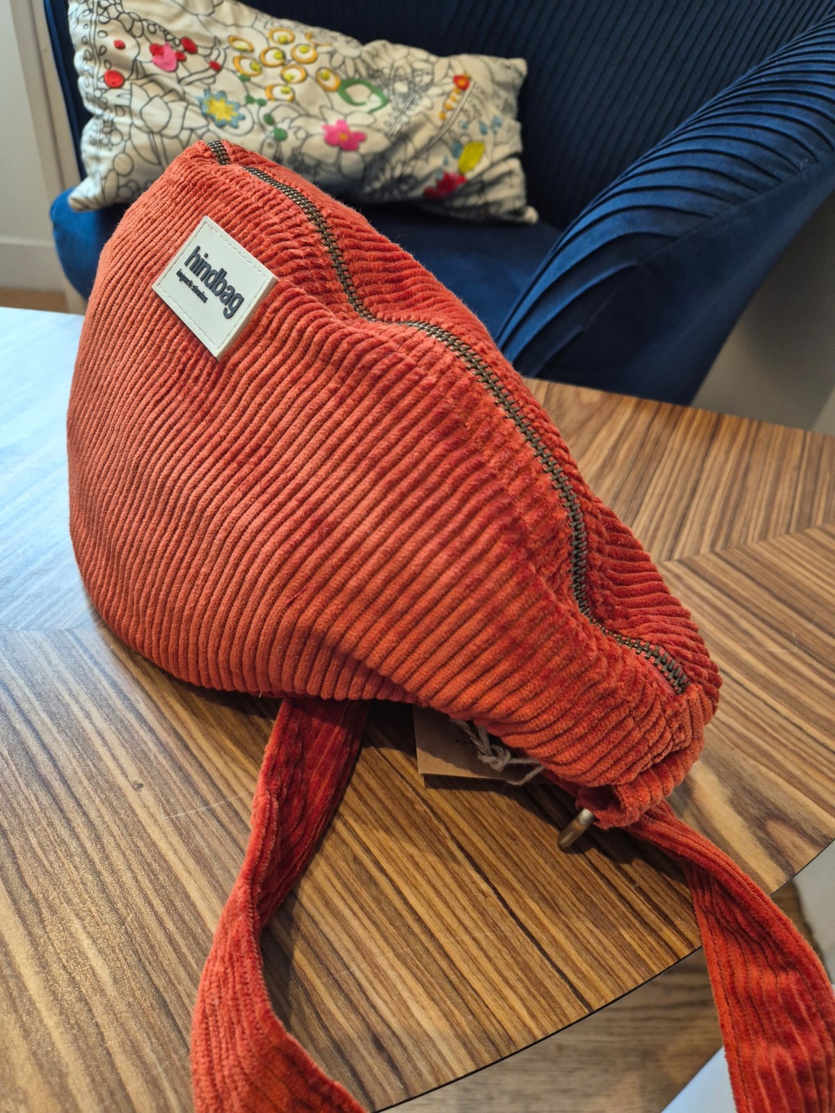 Sac banane Hindbag sasha velours brique disponible chez Evasion Dieppe