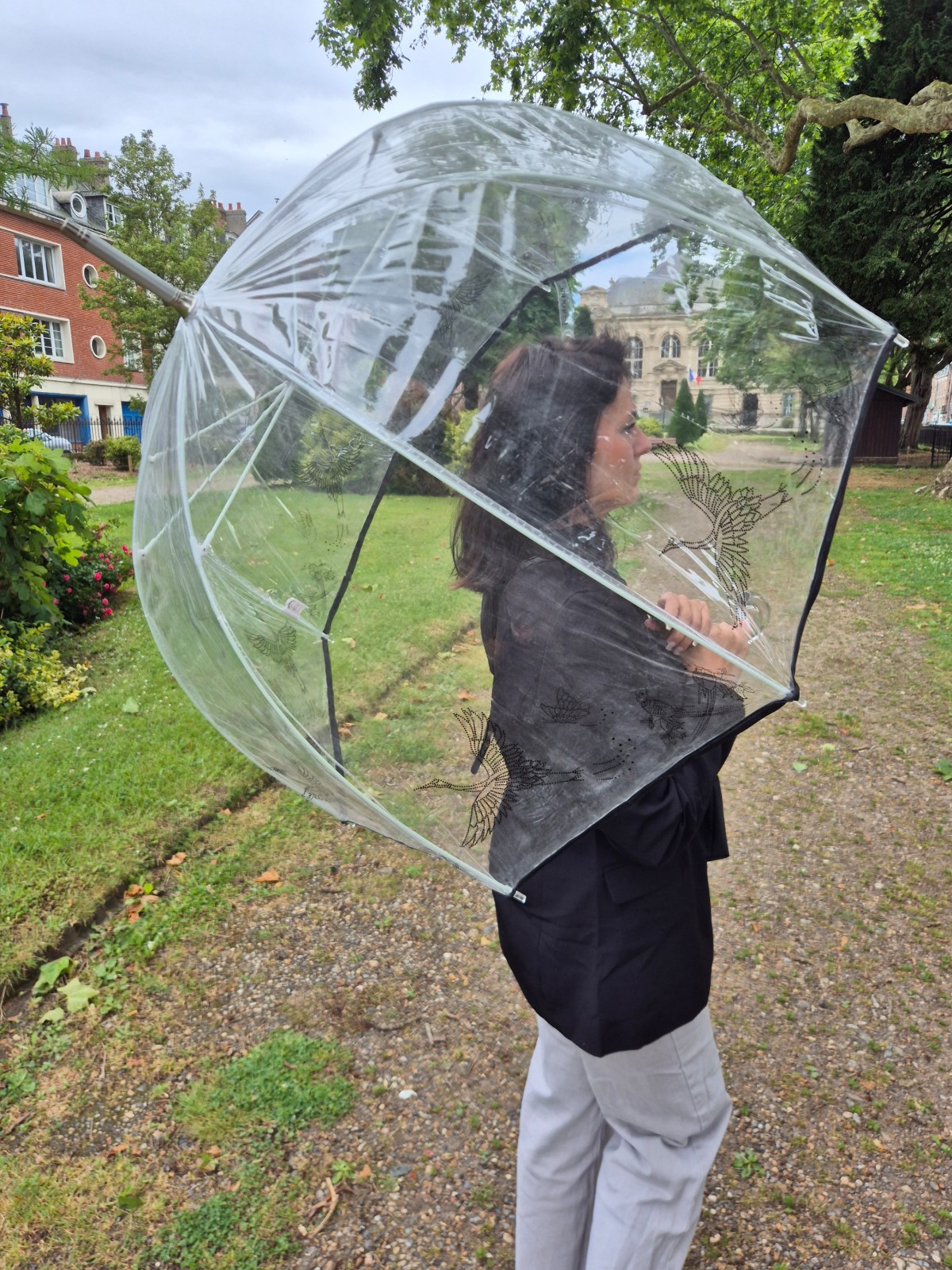 Grand parapluie cloche transparent Isotoner disponible chez Evasion Dieppe