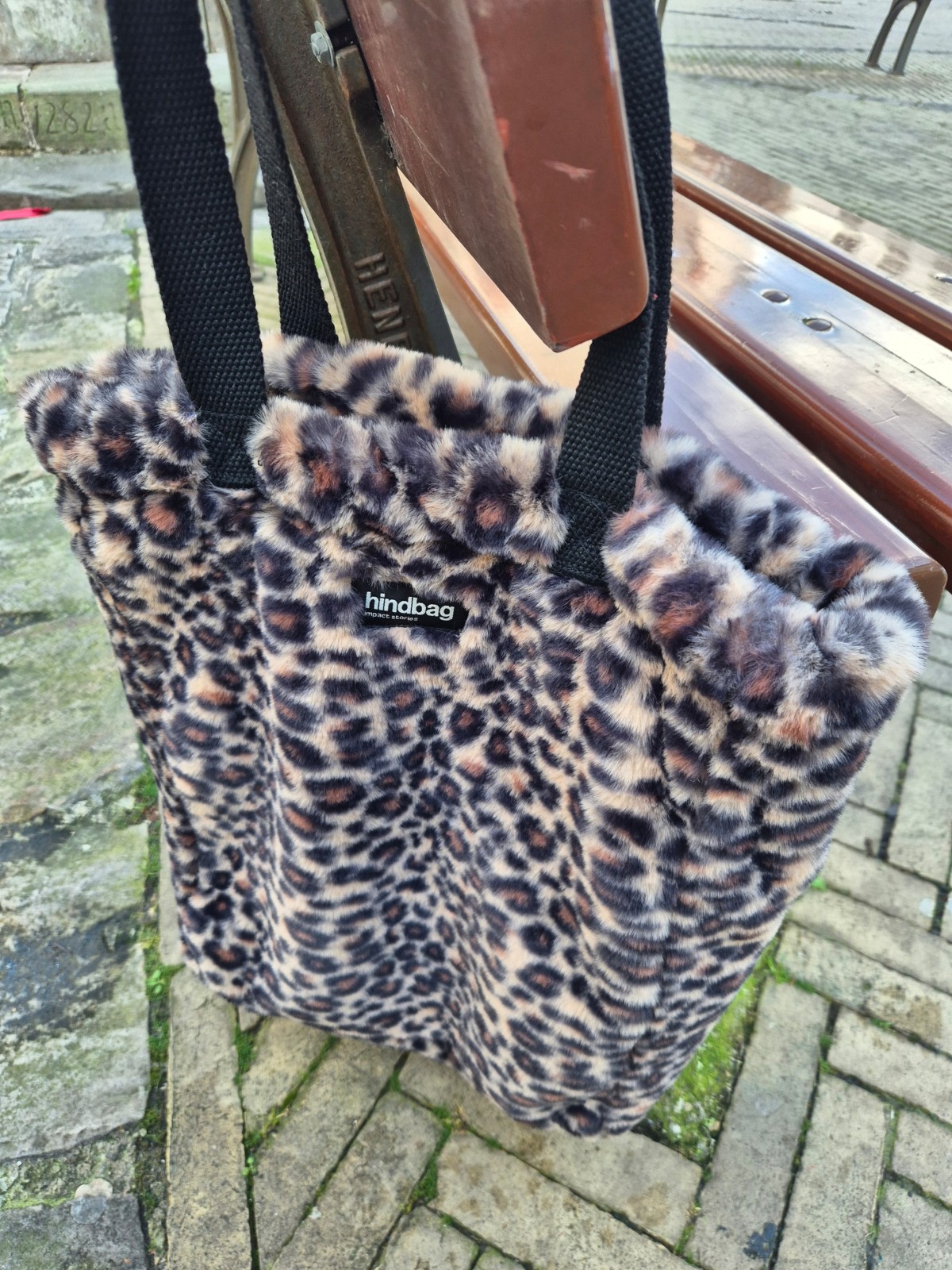 Sac Hindbag Paul fausse fourrure léopard disponible chez Evasion Dieppe