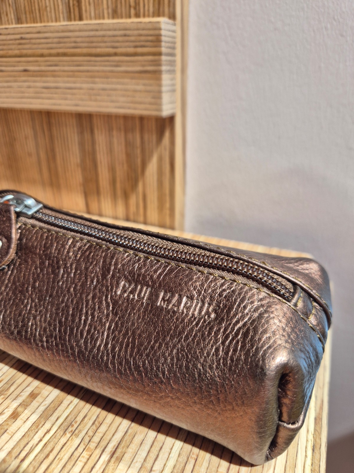 Trousse en cuir Paul Marius le Plumier cuivré indisponible chez Evasion Dieppe