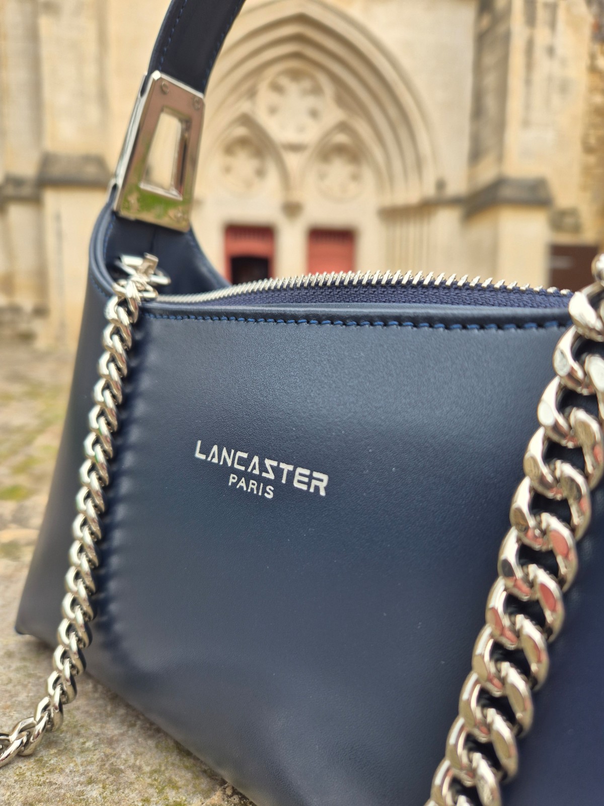 Sac bandoulière chaîne Lancaster cuir lisse bleu foncé disponible chez Evasion Dieppe