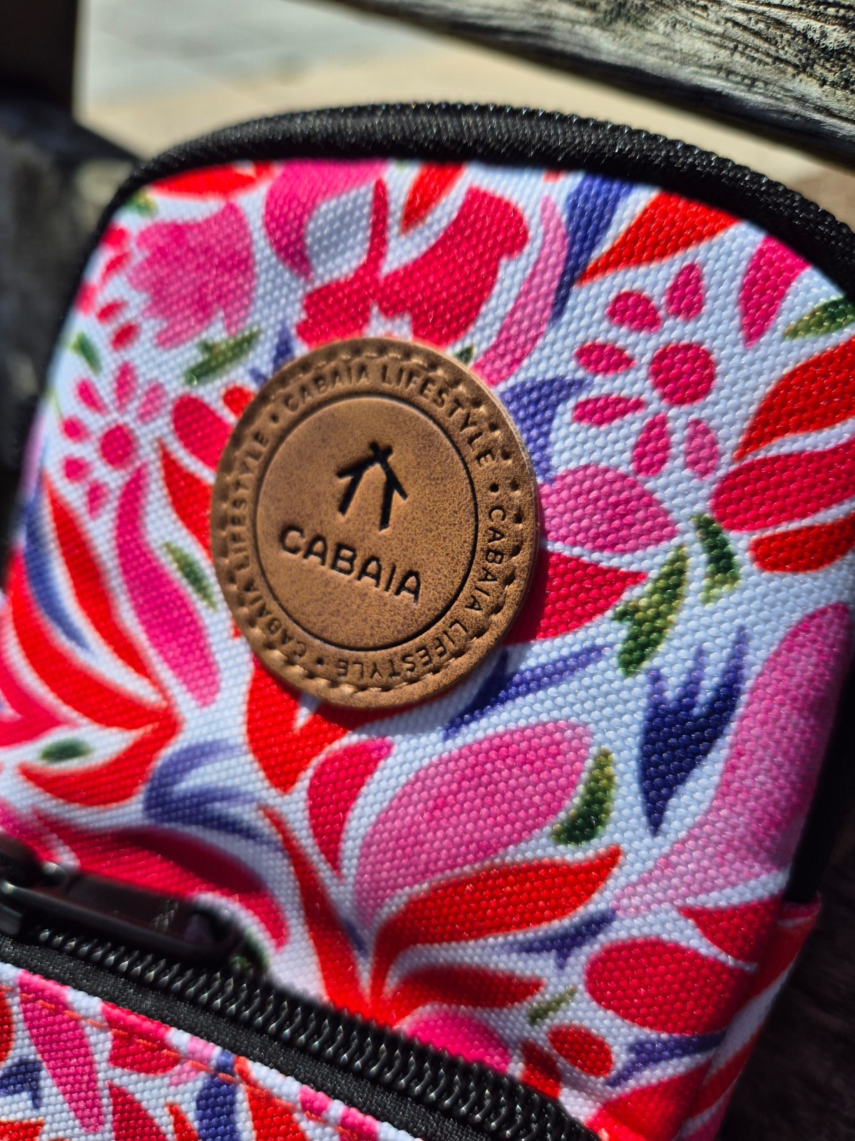 Sac téléphone Cabaia version Santorini disponible chez Evasion Dieppe
