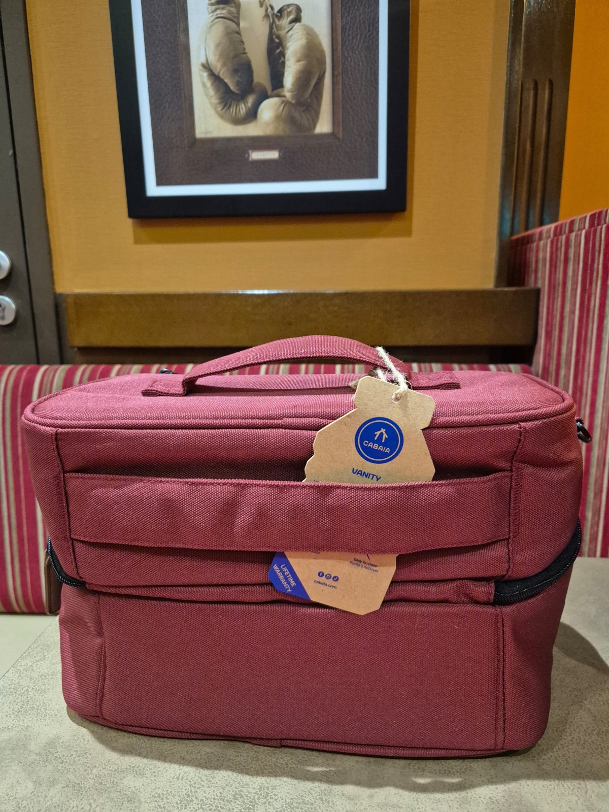 Vanity bandoulière multi-poches Cabaia bordeaux disponible chez Evasion Dieppe