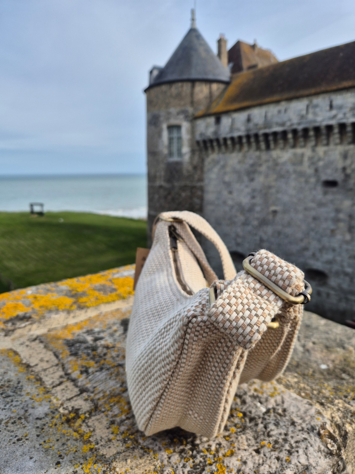 Sac bandoulière Hindbag Andréa tressage écru disponible chez Evasion Dieppe