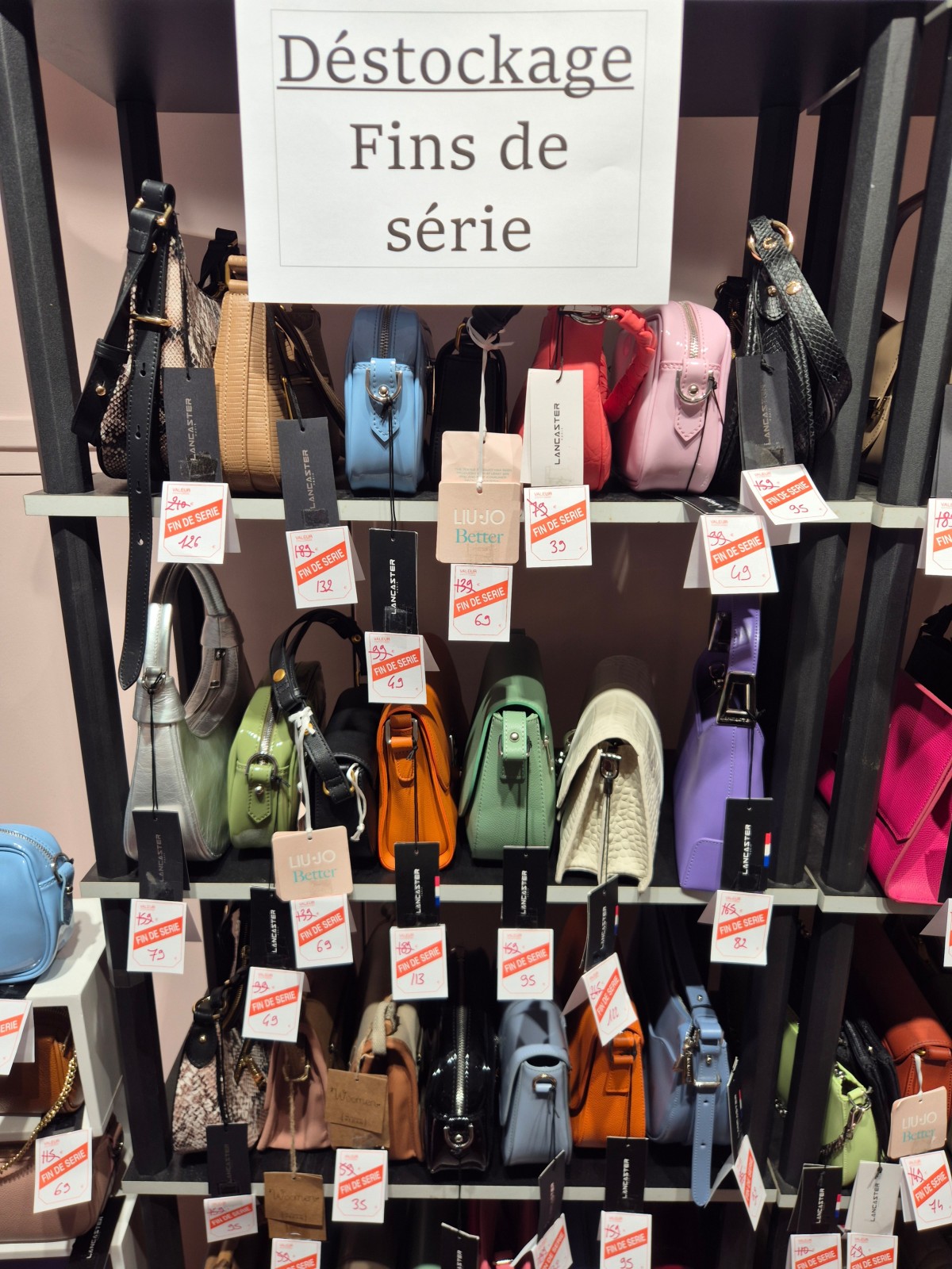 Déstockage, fins de série, bonnes affaires disponibles chez Maroquinerie Evasion Dieppe