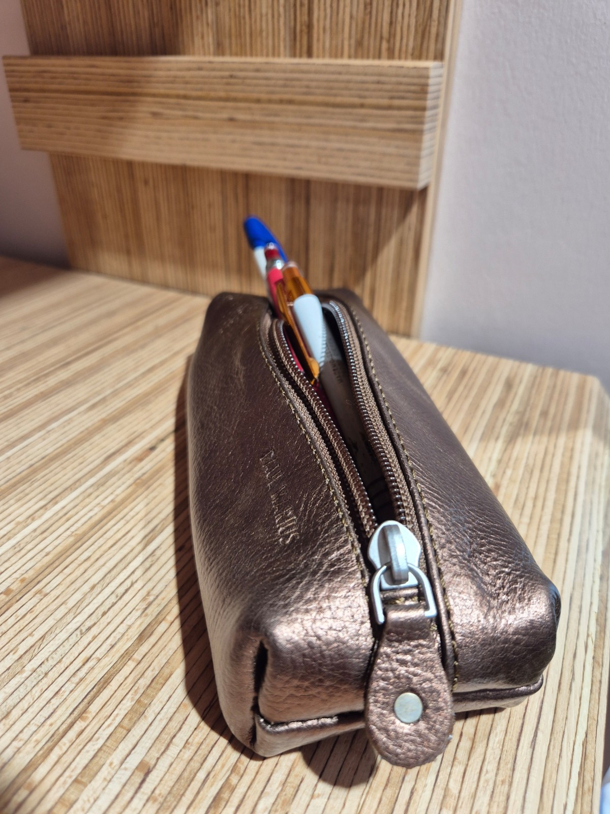 Trousse en cuir Paul Marius le Plumier cuivré indisponible chez Evasion Dieppe