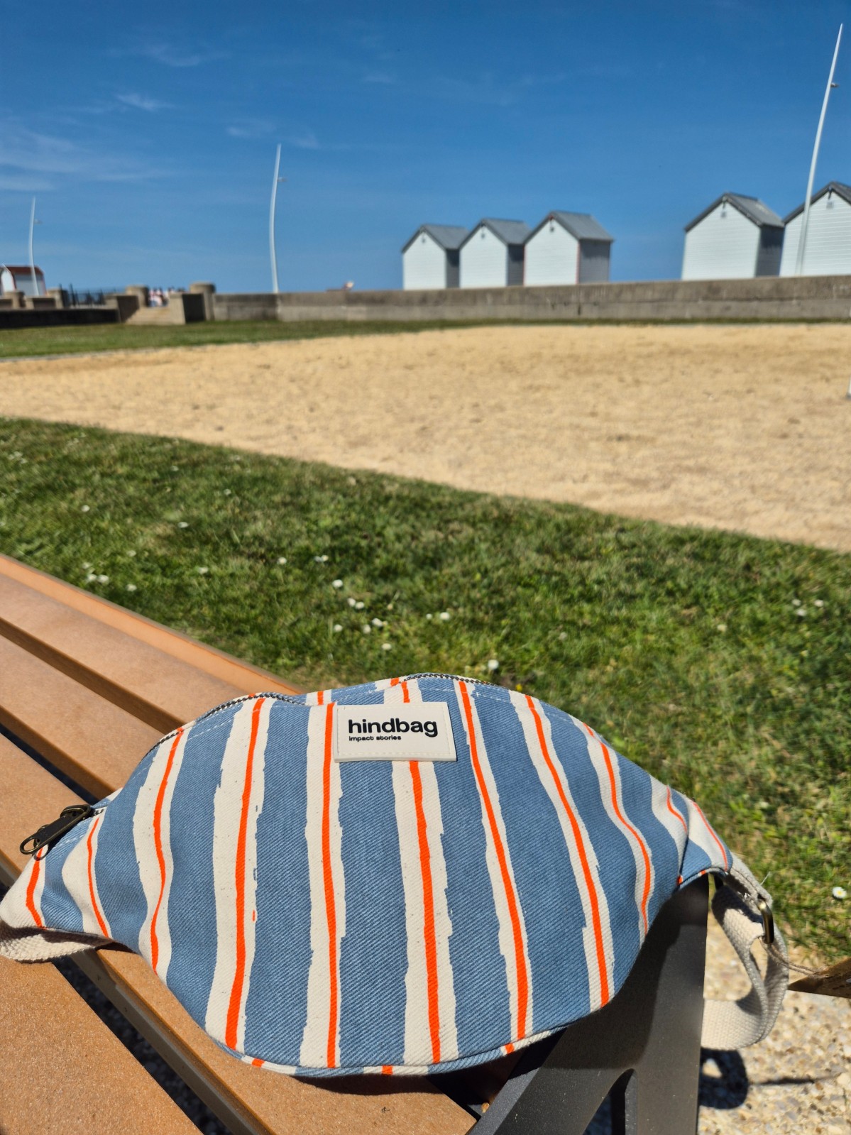 Sac banane Hindbag Olivia rayures larges bleu disponible chez Evasion Dieppe